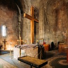 Interno della Chiesa di Jvari: un ambiente austero e suggestivo con croci in legno, icone sacre e antiche pietre che custodiscono secoli di spiritualità cristiana georgian