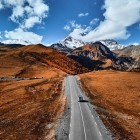 Strada panoramica verso il maestoso Monte Kazbek, terza vetta più alta della Georgia nel Grande Caucaso. Arrivo a Stepantsminda e alla suggestiva chiesa di Gergeti tra paesaggi spettacolari.