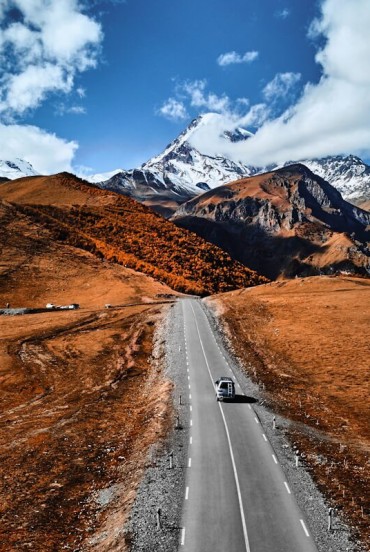 Strada panoramica verso il maestoso Monte Kazbek, terza vetta più alta della Georgia nel Grande Caucaso. Arrivo a Stepantsminda e alla suggestiva chiesa di Gergeti tra paesaggi spettacolari.