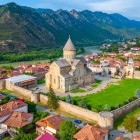 Mtskheta, antica capitale della Georgia e centro religioso del Paese, custodisce la maestosa Cattedrale di Svetitskhoveli, patrimonio UNESCO, tra fiumi e montagne del Caucaso.