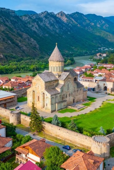 Mtskheta, antica capitale della Georgia e centro religioso del Paese, custodisce la maestosa Cattedrale di Svetitskhoveli, patrimonio UNESCO, tra fiumi e montagne del Caucaso.