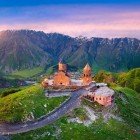 La Chiesa della Trinità di Gergeti, del XIV secolo, sorge a 2170 m ai piedi del Monte Kazbek. In pietra e dallo stile georgiano medievale, è uno dei simboli più iconici del Caucaso.