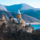 La Fortezza di Ananuri, del XVII secolo, domina il lago Zhinvali. Antica roccaforte dei duchi Aragvi, unisce torri difensive e chiese georgiane riccamente decorate.