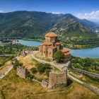 La Chiesa di Jvari domina la valle di Mtskheta dove i fiumi Aragvi e Kura si incontrano: un capolavoro dell’architettura georgiana immerso tra colline verdi e panorami del Caucaso.