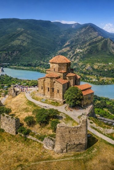 La Chiesa di Jvari domina la valle di Mtskheta dove i fiumi Aragvi e Kura si incontrano: un capolavoro dell’architettura georgiana immerso tra colline verdi e panorami del Caucaso.