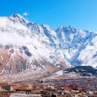 Vista panoramica di Stepantsminda, pittoresca cittadina georgiana ai piedi del Grande Caucaso, circondata da maestose vette e paesaggi alpini che rendono questo luogo unico e suggestivo.