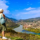 Vista panoramica su Mtskheta, antica capitale della Georgia, dove i fiumi Aragvi e Kura si incontrano tra colline verdi e antiche chiese che raccontano la storia millenaria del Paese.