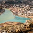 Vista aerea dell’antica città nella valle dove i fiumi Mtkvari (Kura) e Aragvi si incontrano, tra dolci altopiani. Spicca la maestosa Cattedrale di Svetitskhoveli. nella citàà di Mtskheta in Georgia.