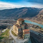Vista aerea del monastero di Jvari arroccato sopra Mtskheta, nel punto in cui i fiumi Kura e Aragvi si incontrano, circondato dalle montagne del Caucaso e da spettacolari paesaggi georgiani.