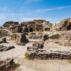 Antiche abitazioni scavate nella roccia nella città rupestre di Uplistsikhe, uno dei siti archeologici più affascinanti della Georgia, testimonianza di civiltà millenarie.