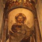 Mtskheta, Georgia. Primo piano dell’immagine di Gesù Cristo dipinta sull’affresco della parete interna della Cattedrale di Svetitskhoveli, uno dei più antichi e sacri luoghi della tradizione ortodossa georgiana.