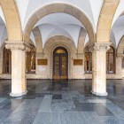 Ingresso con eleganti arcate e colonne del Museo di Stalin a Gori, città natale del leader sovietico, esempio di architettura monumentale immersa nel cuore della Georgia.