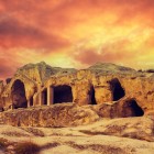 Antiche grotte della città rupestre di Uplistsikhe, nella regione di Shida Kartli in Georgia, un affascinante complesso scavato nella roccia che racconta secoli di storia.