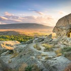 La città rupestre di Uplistsikhe, antico insediamento scavato nella roccia in Georgia, domina la valle con grotte millenarie e panorami spettacolari sulla campagna del Caucaso.
