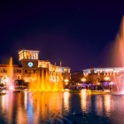 Fontane danzanti e musicali di Piazza della Repubblica a Yerevan illuminate dalle luci della notte, con un suggestivo spettacolo di acqua, musica e colori nel cuore della città.