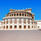 Il Teatro dell’Opera e del Balletto Aram Khachaturian a Yerevan, elegante capolavoro architettonico simbolo culturale della capitale armena, immerso in una luminosa giornata.