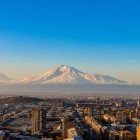 Veduta panoramica di Yerevan con il maestoso Monte Ararat sullo sfondo, simbolo dell’Armenia, che domina il paesaggio con le sue vette innevate.