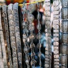 Gioielli artigianali al mercato Vernissage di Yerevan, con collane e accessori tradizionali in metallo lavorato, tra dettagli raffinati e autentico stile armeno.