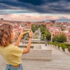 Panorama urbano di Yerevan con vista sul Monte Ararat e il complesso Cascade, tra architettura, natura e le principali attrazioni turistiche della città.