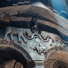 Dettagli scolpiti nel Monastero di Geghard in Armenia, con motivi simbolici e decorazioni medievali: esempio unico di arte rupestre tra i tesori UNESCO del Caucaso.