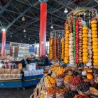 Banco del mercato GUM di Yerevan ricco di frutta secca, dolci tradizionali e specialità locali, tra colori vivaci e sapori autentici nel cuore della capitale armena.