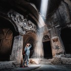 Interni del Monastero di Geghard in Armenia, complesso rupestre UNESCO con suggestivi giochi di luce: uno dei luoghi spirituali e storici più affascinanti del Caucaso.
