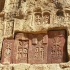 Khachkar incisi nella roccia al Monastero di Geghard in Armenia: antiche croci scolpite simbolo di fede e arte, tra le più affascinanti testimonianze del patrimonio armeno.