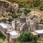 Monastero di Geghard in Armenia, patrimonio UNESCO scavato nella roccia: straordinario complesso medievale immerso tra montagne e natura, simbolo della spiritualità armena.