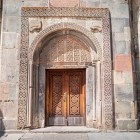 Portale decorato del Monastero di Geghard in Armenia, ricco di incisioni e dettagli medievali: esempio straordinario di arte sacra tra i siti UNESCO più iconici del Caucaso.