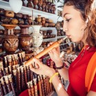 Strumenti musicali artigianali al mercato Vernissage di Yerevan, tra flauti in legno e oggetti tradizionali che raccontano cultura, arte e tradizioni della Armenia.