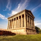 Tempio di Garni in Armenia, capolavoro greco-romano immerso tra montagne e cielo terso: uno dei siti storici più iconici e suggestivi del Caucaso.