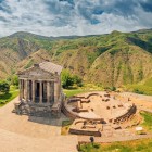 Vista aerea del Tempio di Garni in Armenia, edificio in stile greco su una suggestiva gola: tra le principali attrazioni tra storia, natura e panorami del Caucaso.