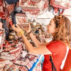 Mercato Vernissage di Yerevan con borse e souvenir artigianali, tra colori vivaci e tradizioni locali, uno dei luoghi più autentici e caratteristici della capitale armena.