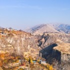 Vista panoramica della gola di Garni in Armenia, con villaggi arroccati e montagne spettacolari: paesaggi autentici e natura selvaggia nel cuore del Caucaso.
