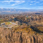 Vista aerea del Tempio di Garni in Armenia, arroccato sulla gola dell’Azat, tra montagne e villaggi: uno dei siti storici più iconici e panoramici del Caucaso.