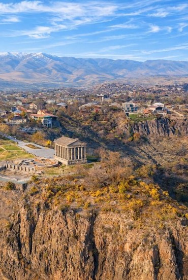 Vista aerea del Tempio di Garni in Armenia, arroccato sulla gola dell’Azat, tra montagne e villaggi: uno dei siti storici più iconici e panoramici del Caucaso.