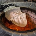 Il lavash, pane simbolo armeno, è sottile e fragrante, preparato con tecniche antiche e cotto nei forni sotterranei tonir, dal sapore autentico e unico.