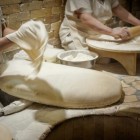 La preparazione del lavash in Armenia è un rito antico: l’impasto viene steso a mano, applicato nel forno sotterraneo tonir e cotto in pochi minuti, fragrante e dorato.