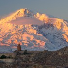 Vista spettacolare del monastero di Khor Virap con il maestoso Monte Ararat sullo sfondo, tra luce dorata e paesaggi iconici dell’Armenia.