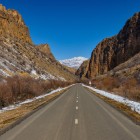 Strada panoramica tra il canyon del fiume Gnishik e i monti Karkatar in Vayots Dzor, tra rocce imponenti, paesaggi selvaggi e natura incontaminata.