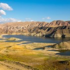 Paesaggio suggestivo del bacino di Azat nella regione di Ararat in Armenia, tra dolci colline colorate, specchi d’acqua e montagne modellate dal vento