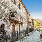 Via Sharambeyan a Dilijan, Armenia: antiche case in pietra e legno, atmosfera medievale e fascino autentico nel cuore della “piccola Svizzera armena”.