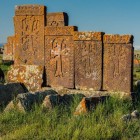 Il cimitero medievale di Noratus, vicino al Lago Sevan, è il più grande sito di khachkar, antiche stele commemorative incise tipiche dell’arte armena, nel cuore dell’Armenia.