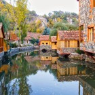 Dilijan, la “piccola Svizzera armena”: pittoresche case in legno e pietra lungo il fiume, immersa tra foreste e montagne, una delle mete più suggestive dell’Armenia.