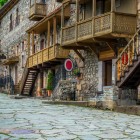 Centro storico di Dilijan, Armenia: strada pedonale con case medievali in pietra e balconi in legno, tra tradizione, artigianato e atmosfera autentica.