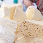 Formaggi tipici armeni: prodotti caseari artigianali dal gusto autentico, caratterizzati da consistenza morbida e sapori delicati, simbolo della tradizione gastronomica locale.