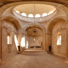 Interno del monastero di Noravank, Armenia: elegante architettura medievale con archi e cupola centrale, luce naturale e atmosfera mistica tra storia e spiritualità.
