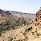 Strada panoramica nel canyon di Vayots Dzor, tra rocce e paesaggi aridi, conduce al monastero di Noravank, offrendo viste spettacolari e autentiche dell’Armenia.