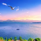 Il Lago Sevan, tra i più grandi laghi alpini al mondo, incanta con acque cristalline e panorami mozzafiato, circondato da montagne nel cuore dell’Armenia.