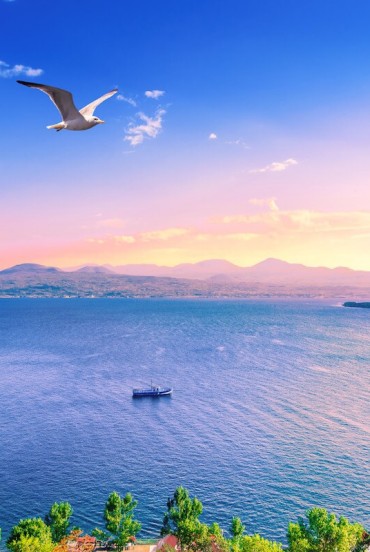 Il Lago Sevan, tra i più grandi laghi alpini al mondo, incanta con acque cristalline e panorami mozzafiato, circondato da montagne nel cuore dell’Armenia.